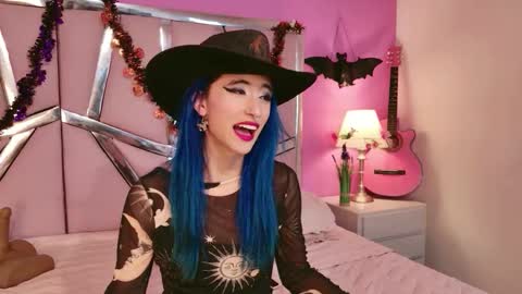 Luna Page online show from 10-18-25, 08:42