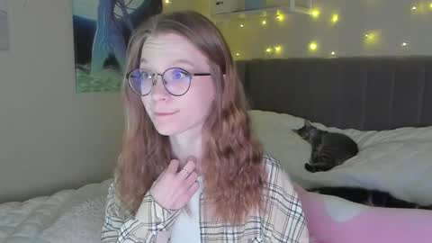 Snapshot of lunar_sofia chatting on 02-19-25, 01:17 Sofia online show from 02-19-25, 01:17