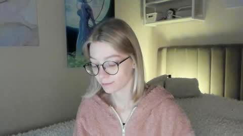 Snapshot of lunar_sofia chatting on 09-24-25, 12:41 Sofia online show from 09-24-25, 12:41