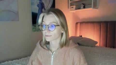 Snapshot of lunar_sofia chatting on 09-25-25, 01:15 Sofia online show from 09-25-25, 01:15