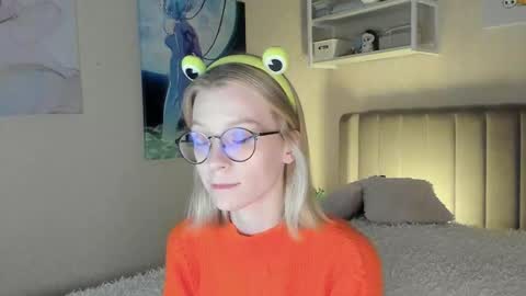 Snapshot of lunar_sofia chatting on 10-13-25, 12:38 Sofia online show from 10-13-25, 12:38