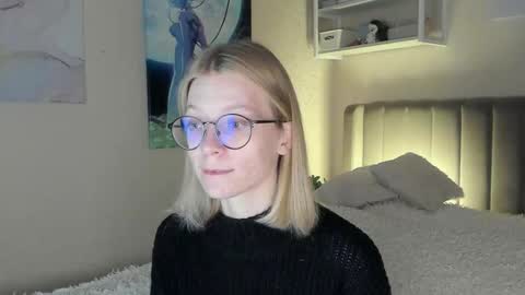 Snapshot of lunar_sofia chatting on 10-15-25, 08:25 Sofia online show from 10-15-25, 08:25