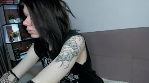 Snapshot of lunaroffset chatting on 05-05-26, 05:48 Matthew online show from 05-05-26, 05:48