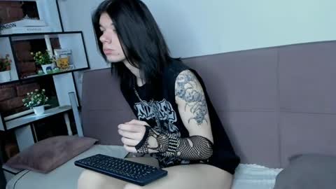 Snapshot of lunaroffset chatting on 05-14-26, 04:52 Matthew online show from 05-14-26, 04:52
