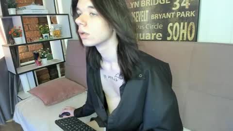 Snapshot of lunaroffset chatting on 05-22-26, 07:37 Matthew online show from 05-22-26, 07:37