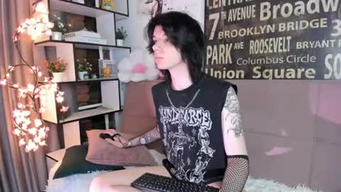 Snapshot of lunaroffset chatting on 06-11-26, 05:16 Matthew online show from 06-11-26, 05:16