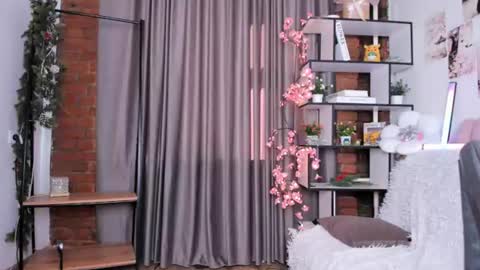 Snapshot of lunaroffset chatting on 06-15-26, 05:42 Matthew online show from 06-15-26, 05:42