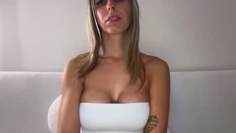 Snapshot of lunarose16 chatting on 10-17-25, 10:01 lunarose16 online show from 10-17-25, 10:01