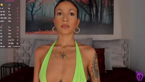 Snapshot of lunaruso chatting on 01-25-25, 08:10 Luna Ruso online show from 01-25-25, 08:10