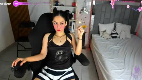 Snapshot of lunascoott chatting on 06-19-26, 02:49 ARI online show from 06-19-26, 02:49