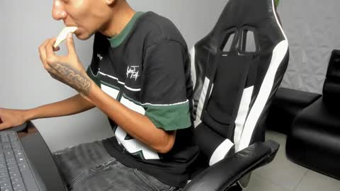 Snapshot of lunay_bigcock420 chatting on 02-05-26, 02:05 lunay_bigcock420 online show from 02-05-26, 02:05