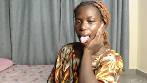 Snapshot of luo_queen chatting on 12-21-25, 05:42 luo_queen online show from 12-21-25, 05:42
