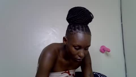 lutino_lovebirds online show from 05-06-26, 11:43