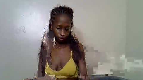 lutino_lovebirds online show from 05-17-26, 08:16