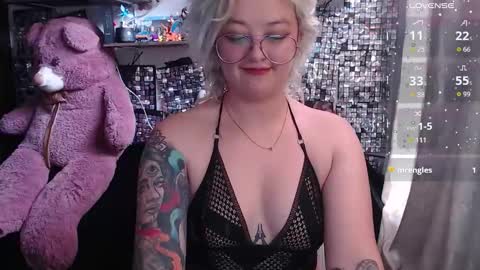 Snapshot of luumy chatting on 10-16-25, 04:41 Michy online show from 10-16-25, 04:41