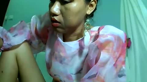 Snapshot of luvu4everxxx chatting on 02-06-25, 05:46 Bee Bee online show from 02-06-25, 05:46