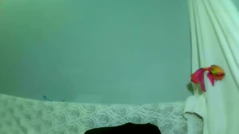 Snapshot of luvu4everxxx chatting on 02-10-25, 05:36 Bee Bee online show from 02-10-25, 05:36