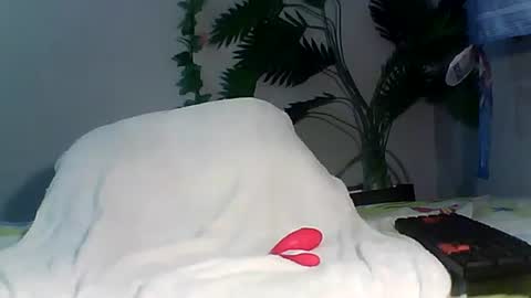 Snapshot of luvu4everxxx chatting on 09-17-25, 03:35 Bee Bee online show from 09-17-25, 03:35