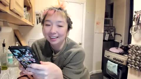 Snapshot of luxgray chatting on 12-30-24, 02:53 LuxGray online show from 12-30-24, 02:53