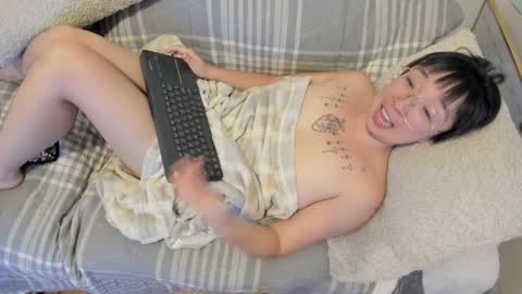 Snapshot of luxgray chatting on 10-17-25, 12:01 LuxGray online show from 10-17-25, 12:01