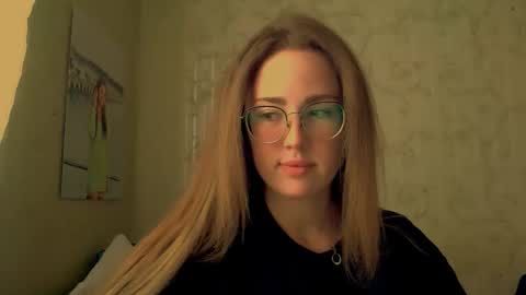 Snapshot of luxie_queen chatting on 05-07-26, 02:00 Katie online show from 05-07-26, 02:00