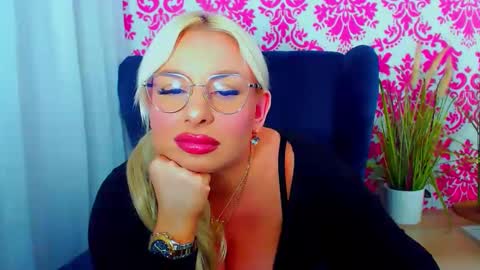 Snapshot of luxuriaaa chatting on 01-09-25, 11:24 Luxuriaa online show from 01-09-25, 11:24