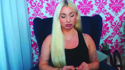 Snapshot of luxuriaaa chatting on 10-12-25, 07:24 Luxuriaa online show from 10-12-25, 07:24