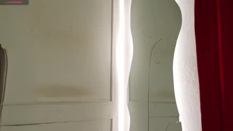 Snapshot of luxuryheaven chatting on 12-18-25, 08:59 Tommy and Polly online show from 12-18-25, 08:59