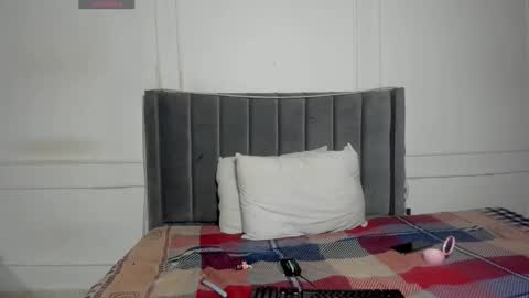 Snapshot of luxuryheaven chatting on 01-12-26, 08:25 Tommy and Polly online show from 01-12-26, 08:25