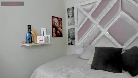 Snapshot of luxx_11 chatting on 02-10-26, 12:09 Lux online show from 02-10-26, 12:09