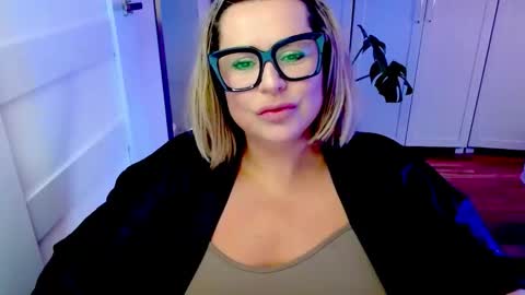 Snapshot of luxxx_diana chatting on 05-07-26, 06:19 Diana online show from 05-07-26, 06:19