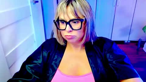Snapshot of luxxx_diana chatting on 05-12-26, 06:21 Diana online show from 05-12-26, 06:21