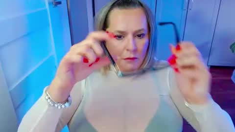 Snapshot of luxxx_diana chatting on 05-14-26, 06:42 Diana online show from 05-14-26, 06:42