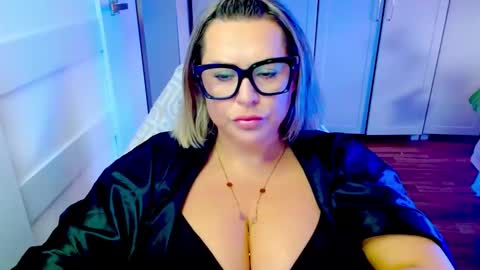 Snapshot of luxxx_diana chatting on 05-18-26, 05:24 Diana online show from 05-18-26, 05:24