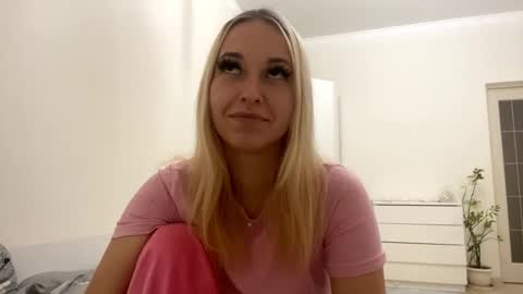 Mia online show from 10-11-25, 04:27