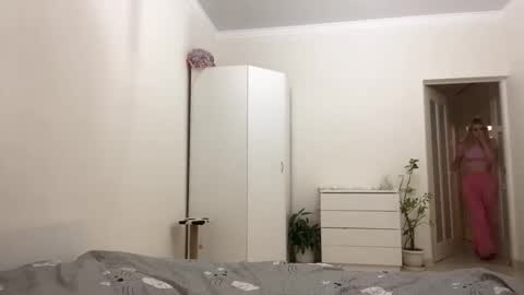 Mia online show from 10-16-25, 05:14