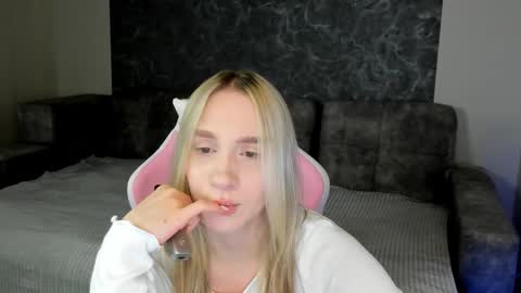 lynnadrream online show from 12-22-25, 01:35