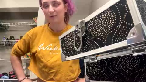 Lynn  online show from 12-14-25, 09:41