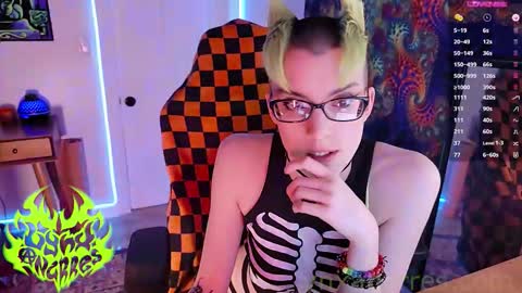 Snapshot of lynxanarres chatting on 10-28-25, 03:32 Lynx Anarres online show from 10-28-25, 03:32