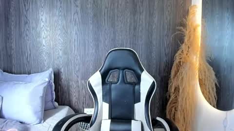 lyralux10 online show from 04-16-26, 04:52