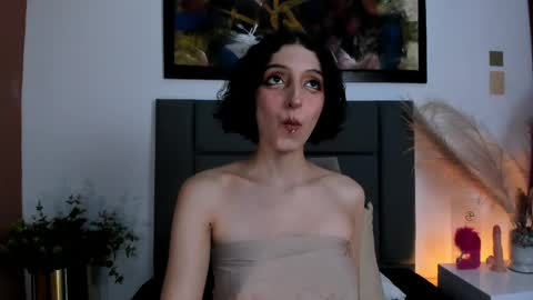 Snapshot of lyravendrell chatting on 05-18-26, 01:28 Lyravendrell online show from 05-18-26, 01:28