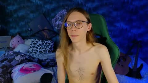 Snapshot of m1shq chatting on 10-10-25, 10:25 m1shq online show from 10-10-25, 10:25