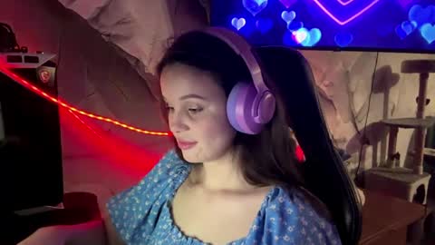 Snapshot of mabelneonakis chatting on 05-23-26, 06:12 Apolonia online show from 05-23-26, 06:12