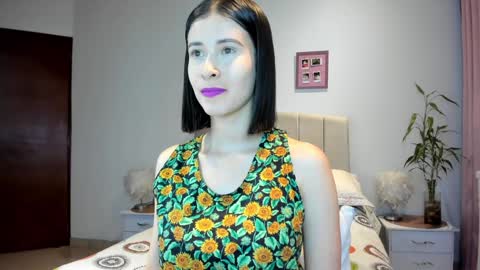 Snapshot of macarena_vallejo_ chatting on 12-18-24, 02:53 Macarena online show from 12-18-24, 02:53