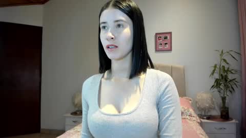 Snapshot of macarena_vallejo_ chatting on 10-11-25, 02:44 Macarena online show from 10-11-25, 02:44