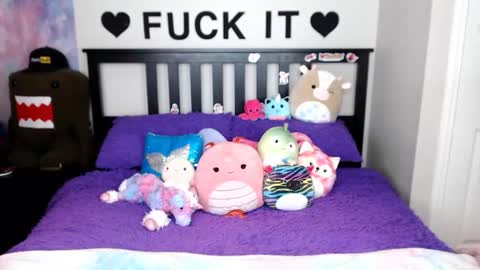 Mackenzie Wolfe online show from 12-19-25, 05:03