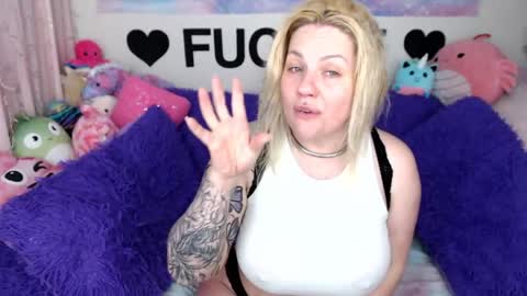 Mackenzie Wolfe online show from 05-22-26, 04:08
