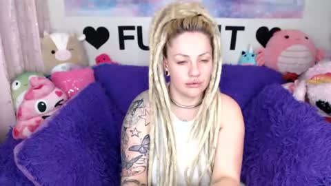 Snapshot of mackenziewolfe chatting on 06-13-26, 04:10 Mackenzie Wolfe online show from 06-13-26, 04:10