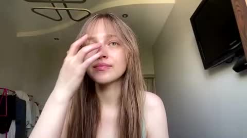 Snapshot of madalyneaks chatting on 07-25-26, 05:16 Lilo online show from 07-25-26, 05:16