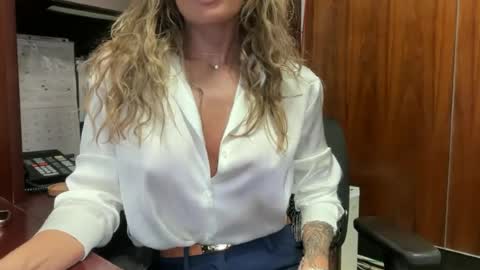 Snapshot of madame_andi chatting on 06-17-26, 11:45 madame_andi online show from 06-17-26, 11:45